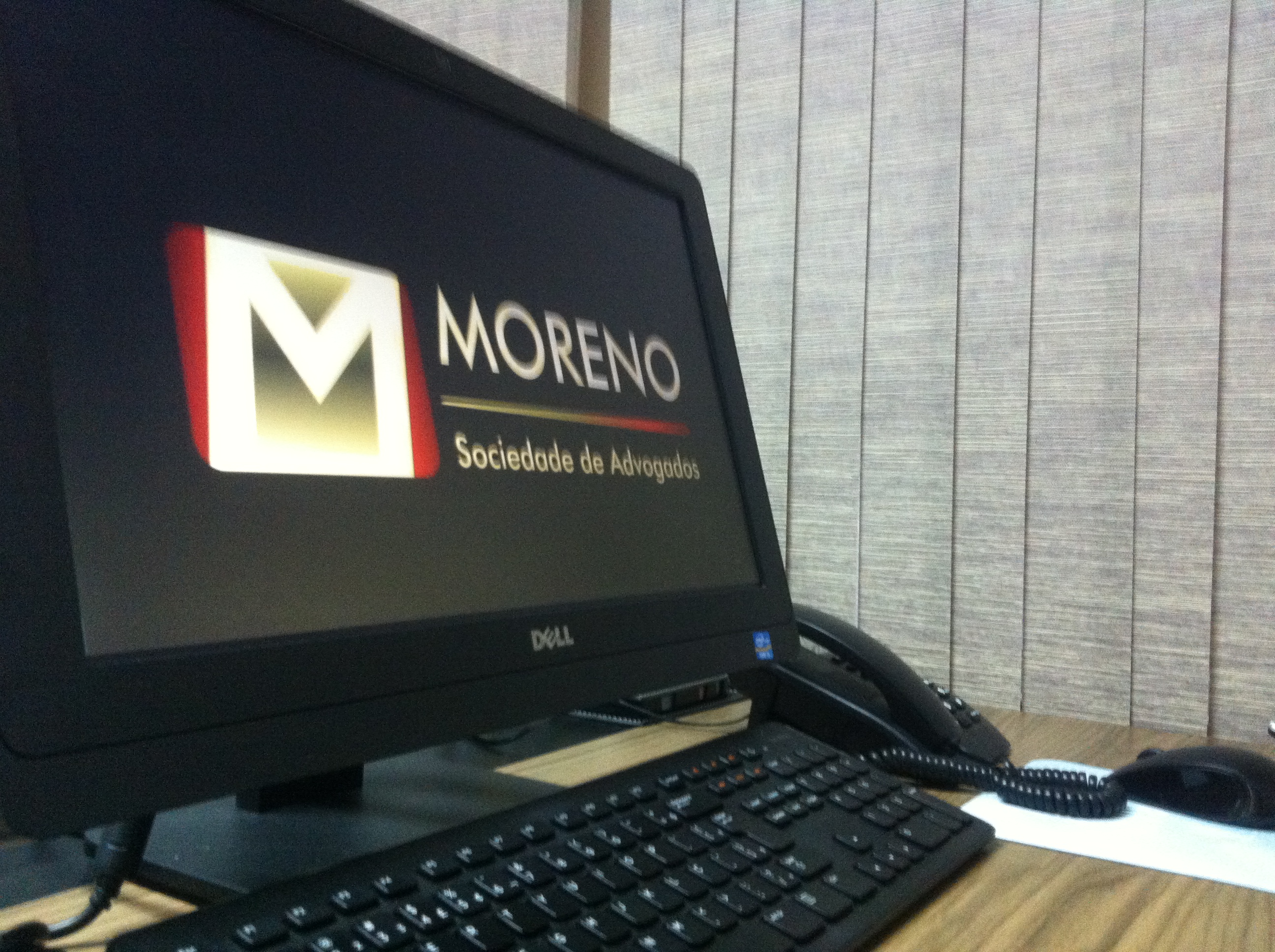 Computador com o logo